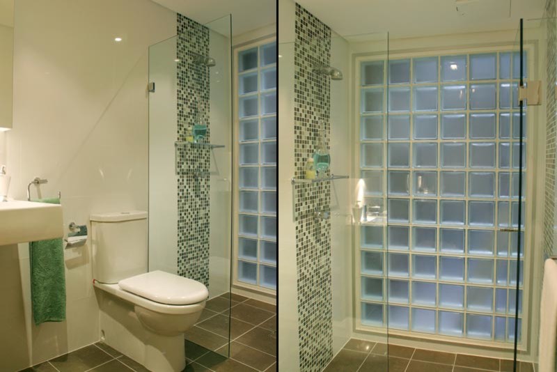 Immagine di una piccola stanza da bagno minimal con doccia alcova, WC monopezzo, piastrelle verdi e piastrelle di vetro