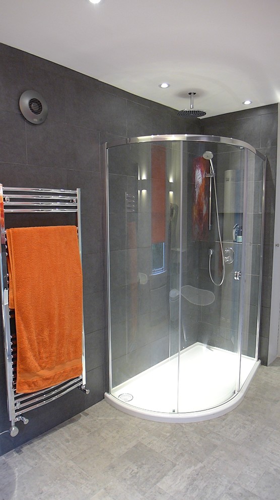 Inredning av ett modernt mellanstort badrum med dusch, med en hörndusch, grå kakel, porslinskakel, grå väggar och linoleumgolv