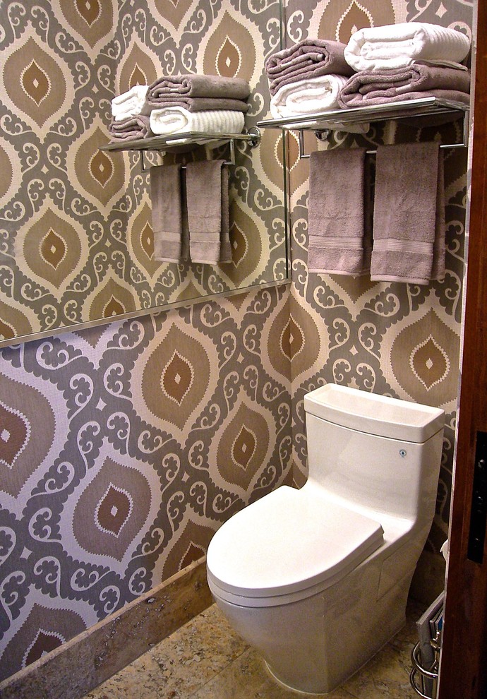 Immagine di un piccolo bagno di servizio classico con WC monopezzo, piastrelle multicolore, piastrelle in pietra, pareti multicolore e pavimento in travertino