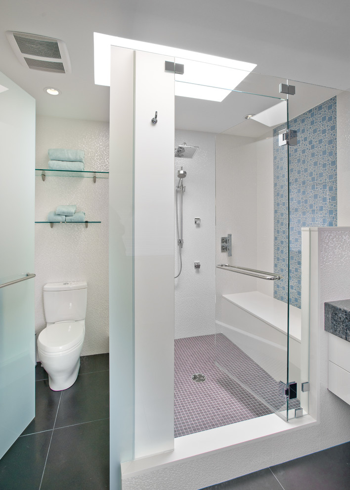Diseño de cuarto de baño principal tradicional renovado de tamaño medio con lavabo bajoencimera, armarios con paneles lisos, puertas de armario blancas, encimera de granito, baldosas y/o azulejos negros y paredes blancas