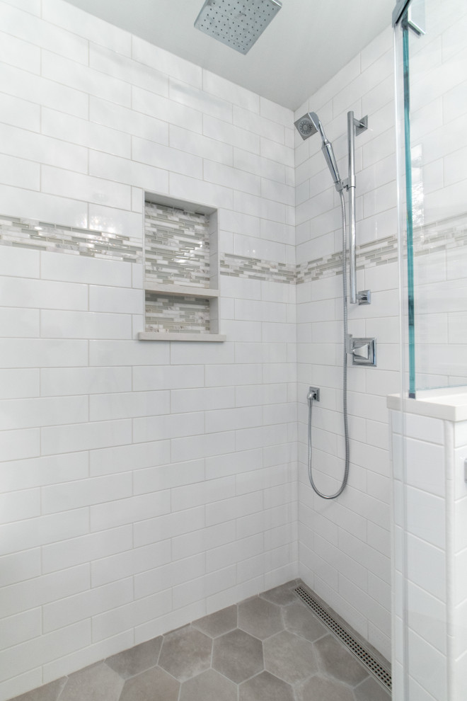 На фото: ванная комната среднего размера в стиле неоклассика (современная классика) с открытыми фасадами, белыми фасадами, душем в нише, раздельным унитазом, белой плиткой, керамогранитной плиткой, белыми стенами, полом из керамогранита, душевой кабиной, монолитной раковиной, столешницей из искусственного камня, бежевым полом, душем с распашными дверями и белой столешницей