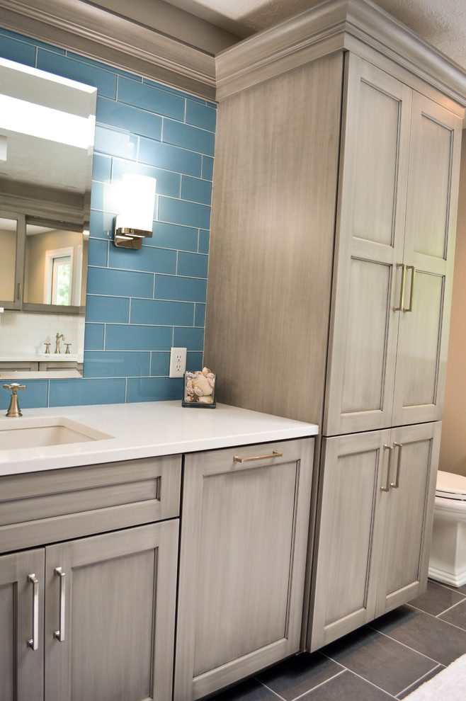 Источник вдохновения для домашнего уюта: большая главная ванная комната в классическом стиле с фасадами с утопленной филенкой, серыми фасадами, душем в нише, раздельным унитазом, синей плиткой, плиткой кабанчик, серыми стенами, полом из керамогранита, врезной раковиной, столешницей из искусственного кварца, серым полом, душем с распашными дверями и белой столешницей