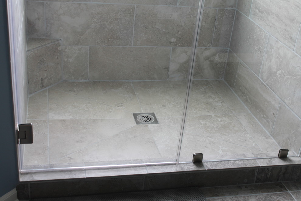 Idéer för ett mellanstort modernt en-suite badrum, med en dusch i en alkov, en toalettstol med separat cisternkåpa, grå kakel, porslinskakel, blå väggar och klinkergolv i porslin