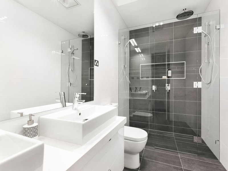 Источник вдохновения для домашнего уюта: ванная комната среднего размера в стиле модернизм с плоскими фасадами, белыми фасадами, двойным душем, унитазом-моноблоком, белой плиткой, белыми стенами, душевой кабиной, настольной раковиной, серым полом и душем с распашными дверями
