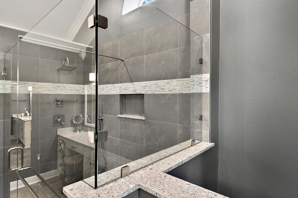 Idéer för mellanstora vintage en-suite badrum, med ett undermonterad handfat, skåp i shakerstil, vita skåp, bänkskiva i kvarts, en dusch i en alkov, en toalettstol med separat cisternkåpa, grå kakel och porslinskakel