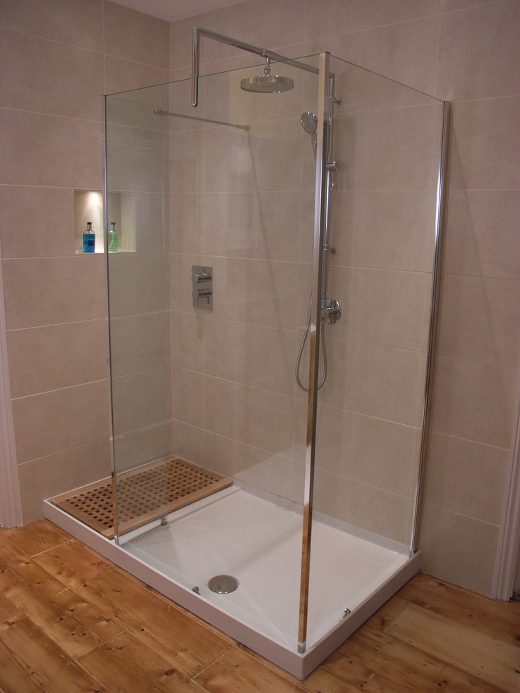 Diseño de cuarto de baño principal actual de tamaño medio con ducha abierta, baldosas y/o azulejos beige, baldosas y/o azulejos de porcelana y suelo de madera clara