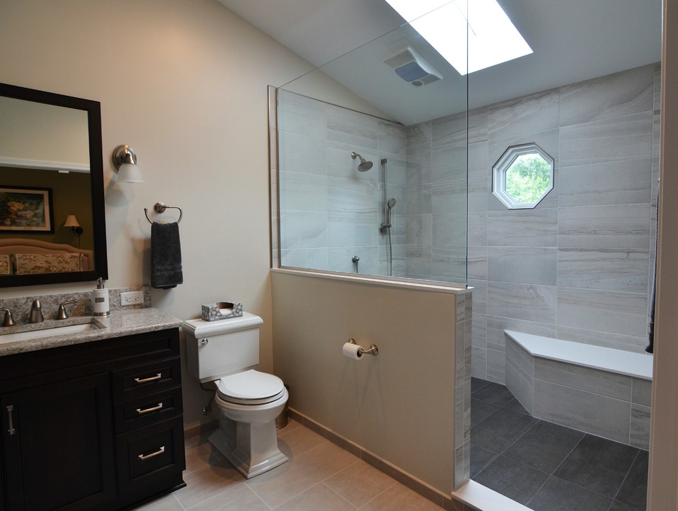 Idées déco pour une salle de bain principale classique en bois foncé de taille moyenne avec un placard avec porte à panneau encastré, une douche ouverte, WC séparés, un carrelage gris, des carreaux de porcelaine, un mur gris, un sol en carrelage de porcelaine, un lavabo encastré et un plan de toilette en quartz modifié.
