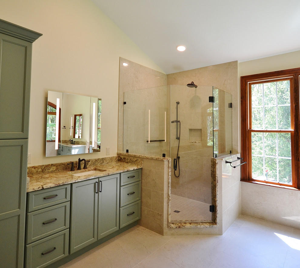 Idéer för ett stort klassiskt beige en-suite badrum, med luckor med infälld panel, gröna skåp, en hörndusch, en toalettstol med hel cisternkåpa, beige kakel, cementkakel, vita väggar, klinkergolv i keramik, ett undermonterad handfat, granitbänkskiva, beiget golv och dusch med gångjärnsdörr