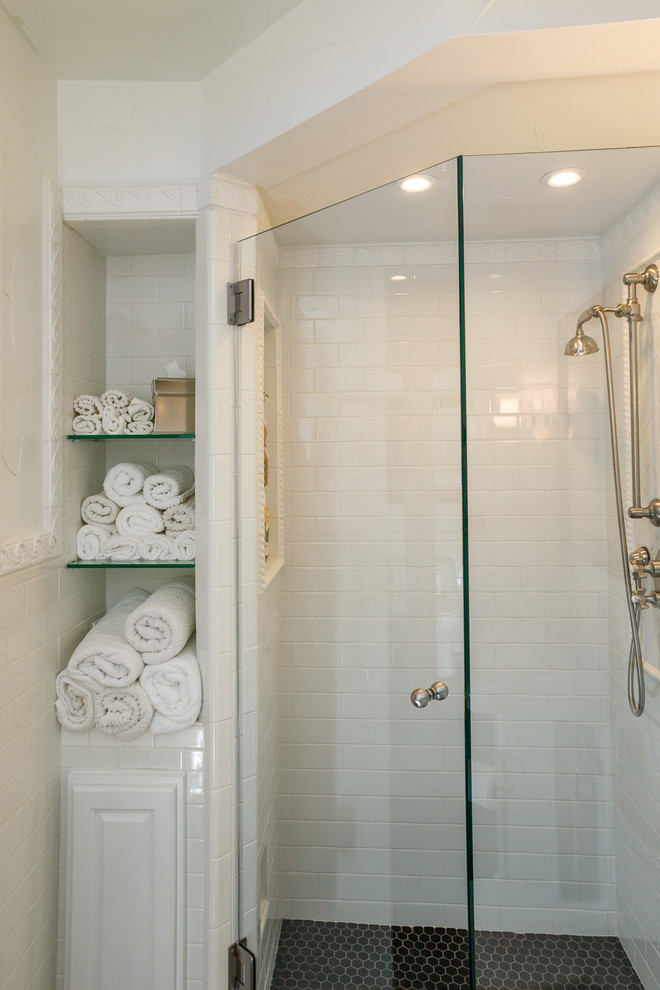 Kleines Klassisches Duschbad mit Eckdusche, Wandtoilette mit Spülkasten, weißen Fliesen, Metrofliesen, weißer Wandfarbe und Marmorboden in Denver