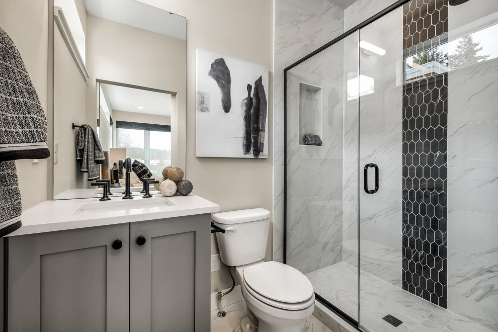 Свежая идея для дизайна: ванная комната в стиле неоклассика (современная классика) с фасадами в стиле шейкер, серыми фасадами, душем в нише, раздельным унитазом, бежевыми стенами, душевой кабиной, врезной раковиной, душем с распашными дверями, белой столешницей, тумбой под одну раковину и встроенной тумбой - отличное фото интерьера