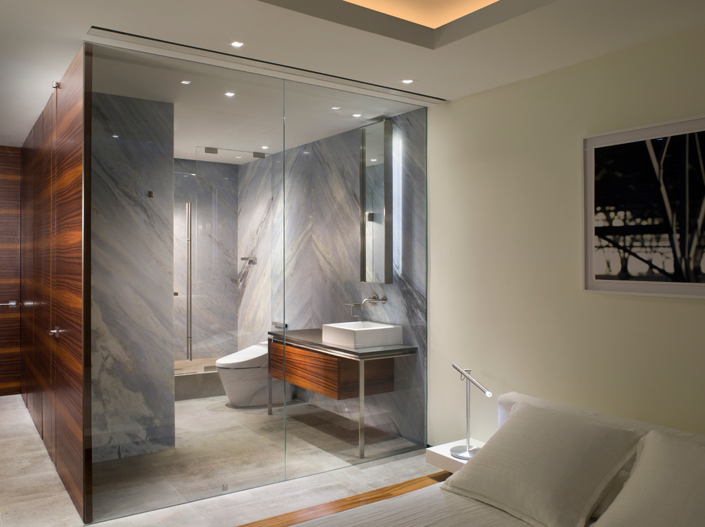 Réalisation d'une salle de bain minimaliste avec une vasque, un carrelage bleu et des dalles de pierre.