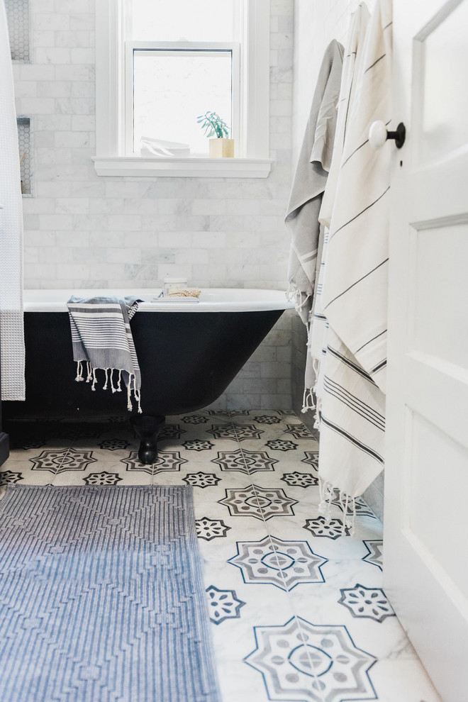 Inspiration pour une salle de bain principale style shabby chic avec une baignoire sur pieds, un combiné douche/baignoire, un carrelage blanc, du carrelage en marbre, un sol en marbre et un plan vasque.