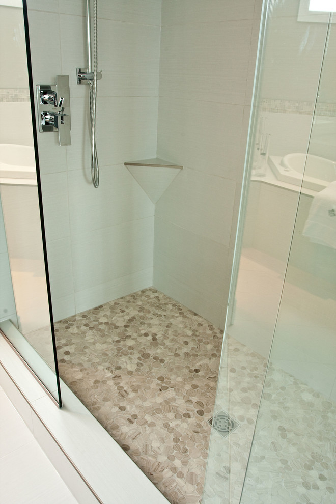 Стильный дизайн: ванная комната среднего размера в стиле неоклассика (современная классика) с душем в нише и белыми стенами - последний тренд