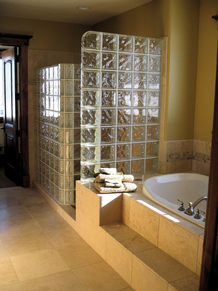 Идея дизайна: главная ванная комната в классическом стиле с накладной ванной, открытым душем, бежевой плиткой, керамической плиткой, бежевыми стенами и полом из керамической плитки