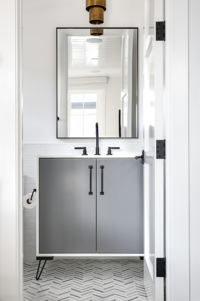 Foto di una stanza da bagno con doccia classica con ante lisce, ante grigie, piastrelle bianche, pareti bianche e pavimento grigio