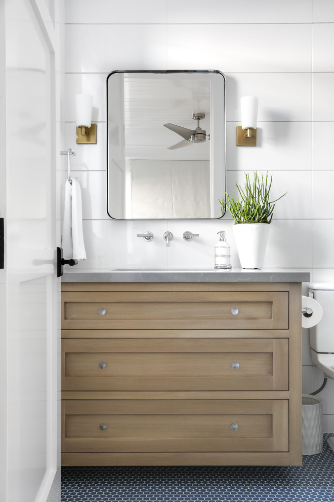 Foto på ett maritimt grå badrum med dusch, med skåp i shakerstil, skåp i mellenmörkt trä, vit kakel, vita väggar, mosaikgolv, ett undermonterad handfat och blått golv