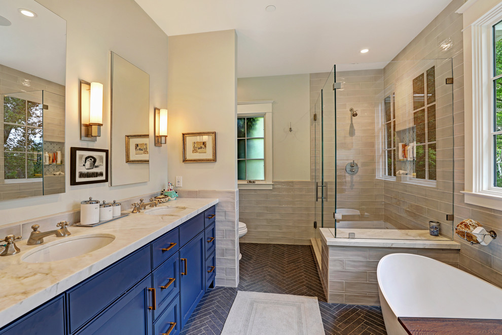 На фото: ванная комната в классическом стиле с отдельно стоящей ванной, двойным душем, керамогранитной плиткой, врезной раковиной, душем с раздвижными дверями и белой столешницей