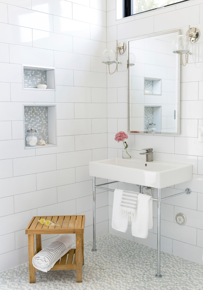 Cette image montre une salle d'eau design de taille moyenne avec un carrelage blanc, un mur blanc, un sol en carrelage de terre cuite, un plan vasque, un sol gris et des carreaux de porcelaine.