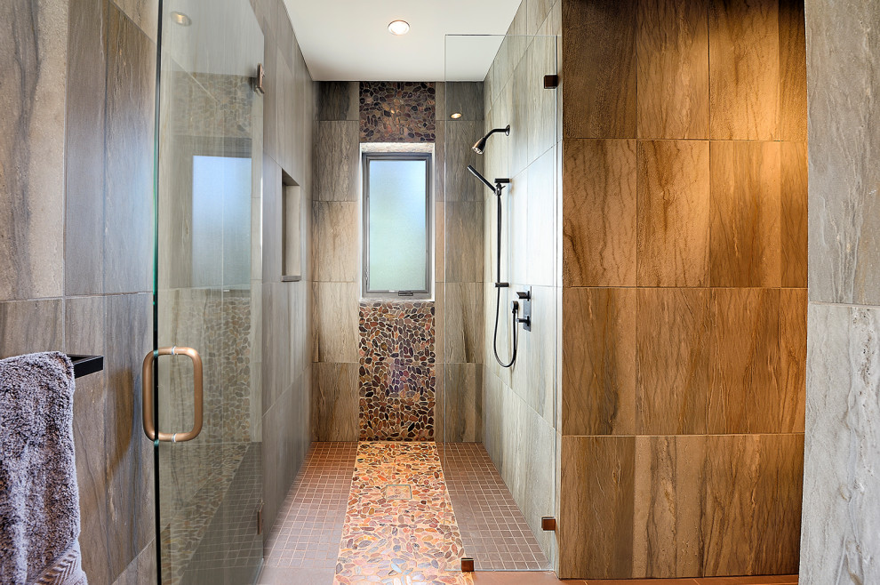 Inspiration pour une douche en alcôve sud-ouest américain avec un carrelage marron, une plaque de galets, un lavabo encastré, un plan de toilette en quartz modifié, une cabine de douche à porte battante et un plan de toilette marron.