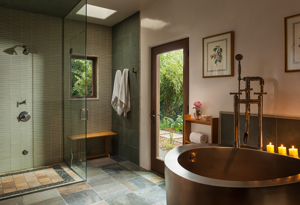 Modern inredning av ett stort en-suite badrum, med ett fristående badkar, flerfärgad kakel, keramikplattor, vita väggar, klinkergolv i keramik, skåp i ljust trä, en hörndusch, bänkskiva i akrylsten och ett fristående handfat