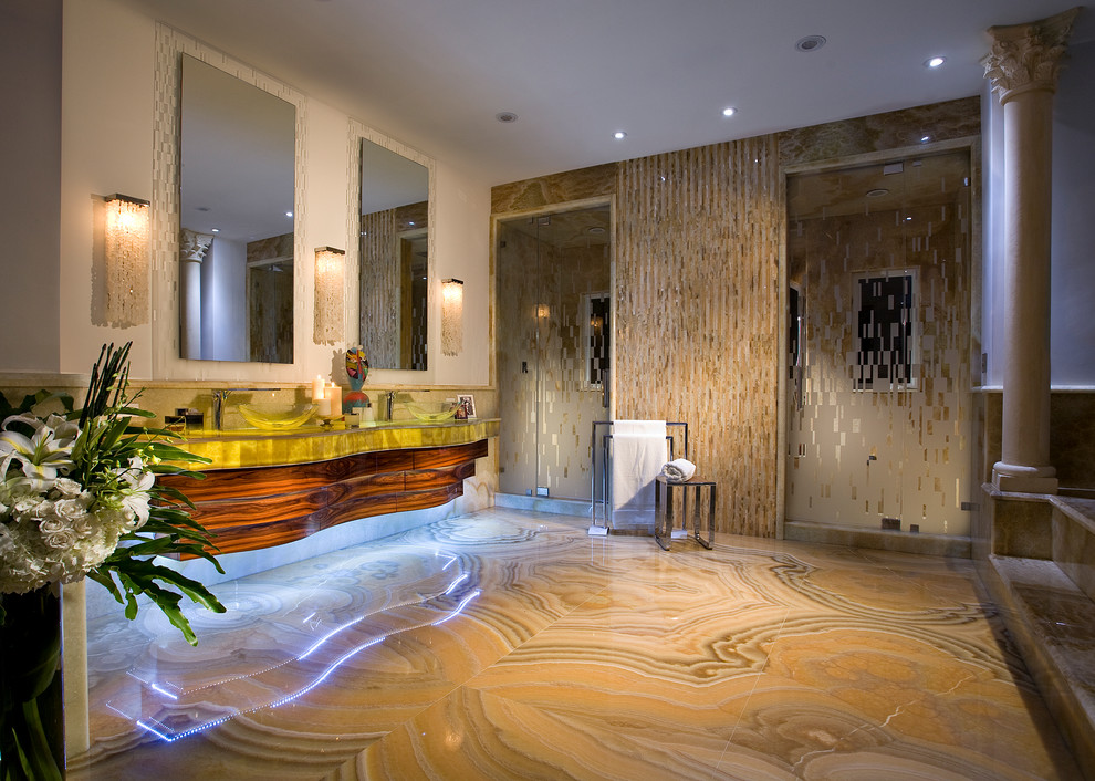 Стильный дизайн: большая главная ванная комната в современном стиле с фасадами островного типа, темными деревянными фасадами, полновстраиваемой ванной, двойным душем, унитазом-моноблоком, разноцветной плиткой, плиткой из листового камня, разноцветными стенами, мраморным полом, настольной раковиной, столешницей из оникса, разноцветным полом и душем с распашными дверями - последний тренд