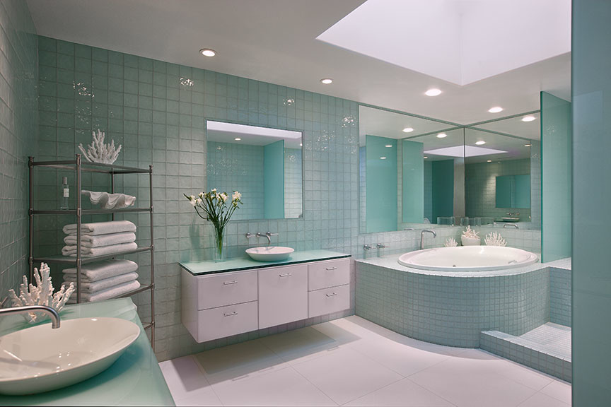 Стильный дизайн: огромная главная ванная комната в современном стиле с плоскими фасадами, белыми фасадами, гидромассажной ванной, открытым душем, синей плиткой, стеклянной плиткой, синими стенами, полом из керамогранита, настольной раковиной, стеклянной столешницей и белым полом - последний тренд