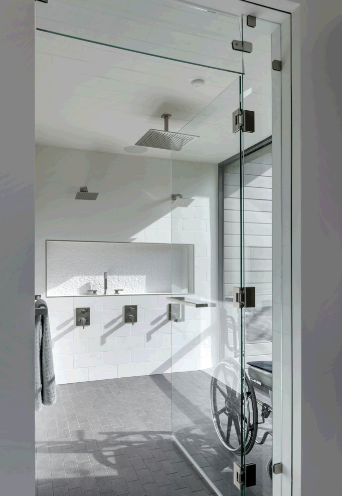 На фото: огромная главная ванная комната в стиле модернизм с плоскими фасадами, фасадами цвета дерева среднего тона, полновстраиваемой ванной, открытым душем, унитазом-моноблоком, белой плиткой, керамической плиткой, белыми стенами, полом из керамической плитки, столешницей из искусственного кварца, серым полом, душем с распашными дверями и белой столешницей