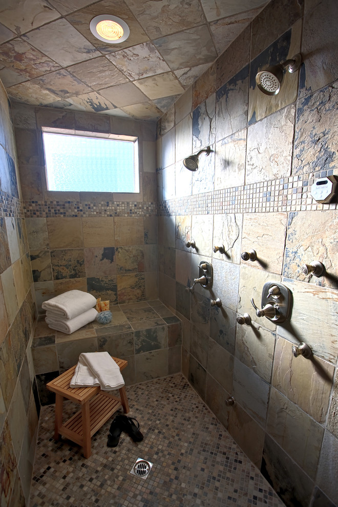 Exempel på ett eklektiskt badrum, med skifferkakel