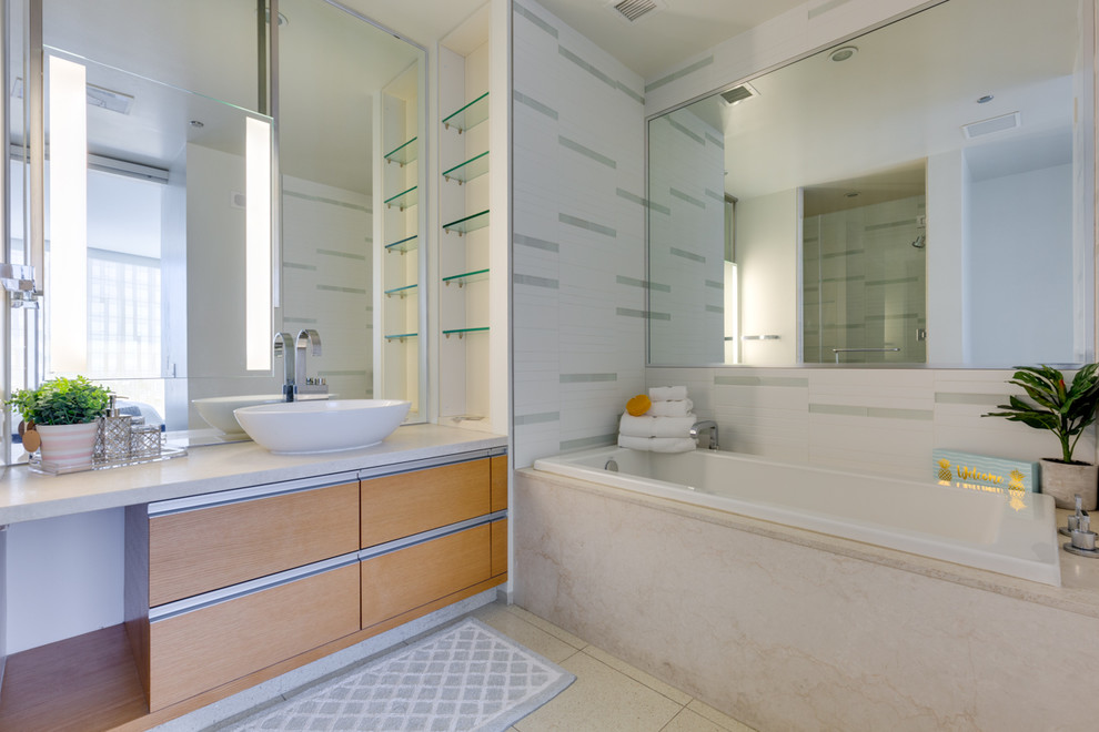 Inspiration för stora moderna vitt en-suite badrum, med släta luckor, skåp i ljust trä, ett platsbyggt badkar och vit kakel