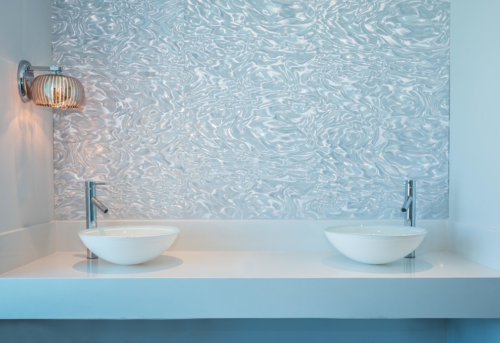 Exempel på ett mellanstort modernt en-suite badrum, med blå kakel, glasskiva och bänkskiva i rostfritt stål