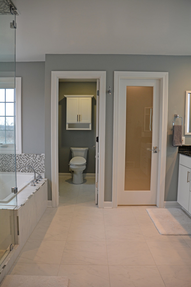 Источник вдохновения для домашнего уюта: большая главная ванная комната в современном стиле с плоскими фасадами, белыми фасадами, накладной ванной, угловым душем, биде, разноцветной плиткой, плиткой мозаикой, серыми стенами, полом из керамогранита, врезной раковиной, столешницей из гранита, белым полом, душем с распашными дверями и черной столешницей