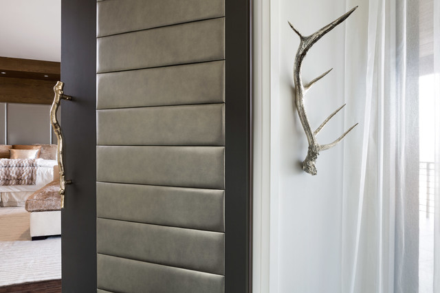Las Vegas Modern Home - Modern Solid Wood Door with Leather - モダン - 浴室 -  デンバー - TruStile Doors | Houzz (ハウズ)