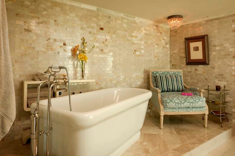 Großes Klassisches Badezimmer En Suite mit freistehender Badewanne, beigen Fliesen, Steinfliesen, beiger Wandfarbe, Kalkstein und beigem Boden in Las Vegas