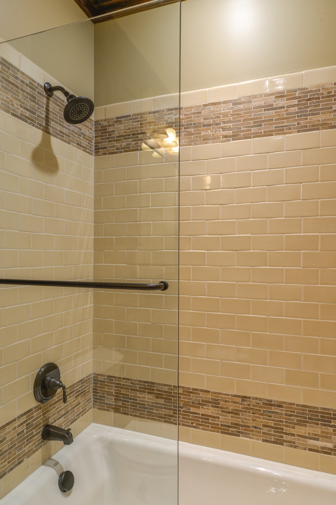 他の地域にある中くらいなラスティックスタイルのおしゃれなバスルーム (浴槽なし) (アルコーブ型浴槽、シャワー付き浴槽	、ベージュのタイル、セラミックタイル、ベージュの壁、開き戸のシャワー) の写真