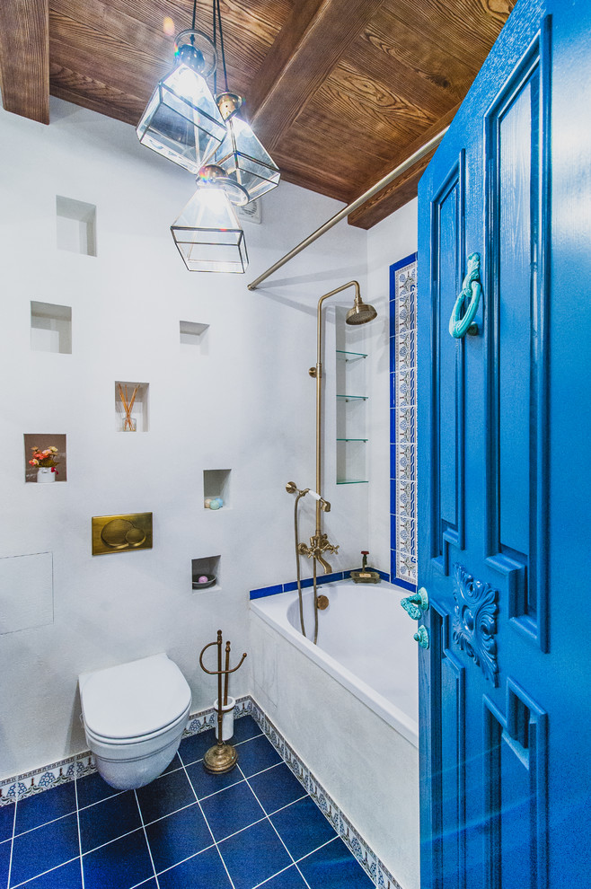 Mediterranes Badezimmer mit Badewanne in Nische, Duschbadewanne, Wandtoilette und weißer Wandfarbe in Sonstige