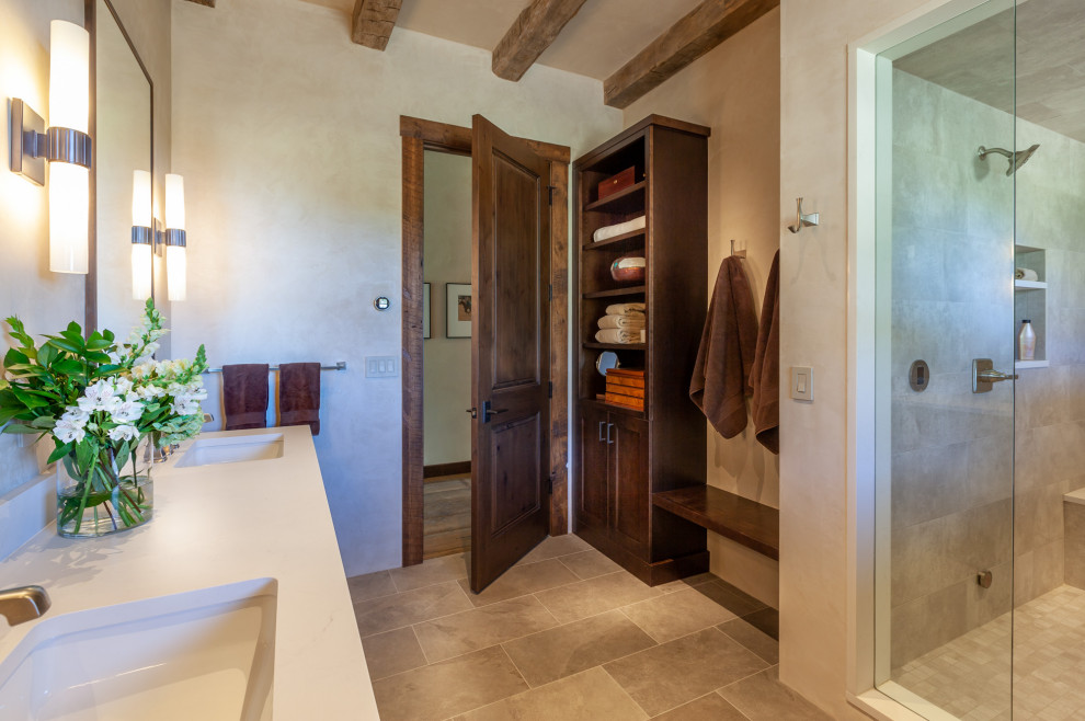 Diseño de cuarto de baño rural de tamaño medio con armarios estilo shaker, puertas de armario de madera oscura, ducha esquinera, paredes beige, aseo y ducha, lavabo bajoencimera, encimera de cuarzo compacto y encimeras blancas