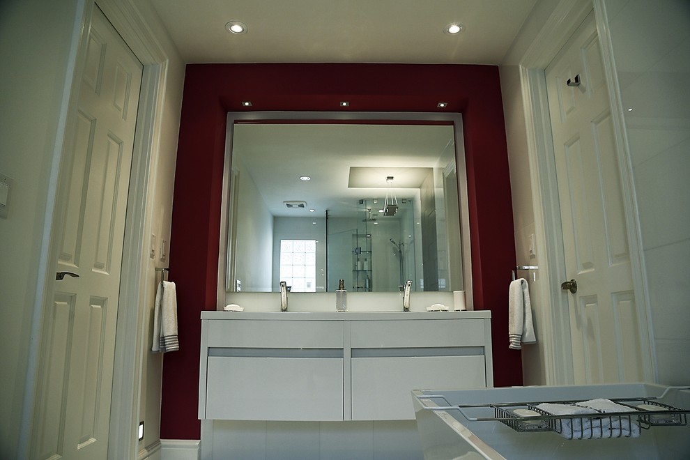Diseño de cuarto de baño principal contemporáneo de tamaño medio con lavabo bajoencimera, armarios con paneles lisos, puertas de armario blancas, paredes blancas y bañera exenta