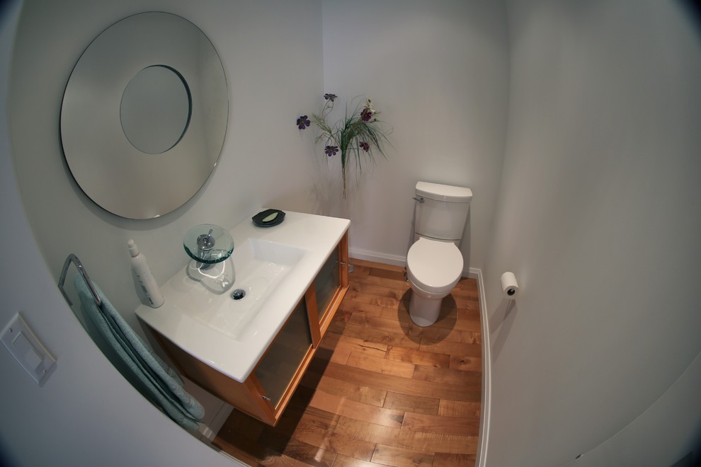 Inspiration for a small contemporary bathroom in Toronto.