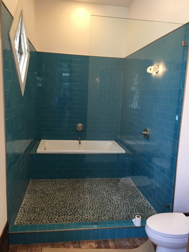 Идея дизайна: большая главная ванная комната в стиле модернизм с накладной ванной, душем над ванной, синей плиткой, плиткой кабанчик, синими стенами и полом из галечной плитки