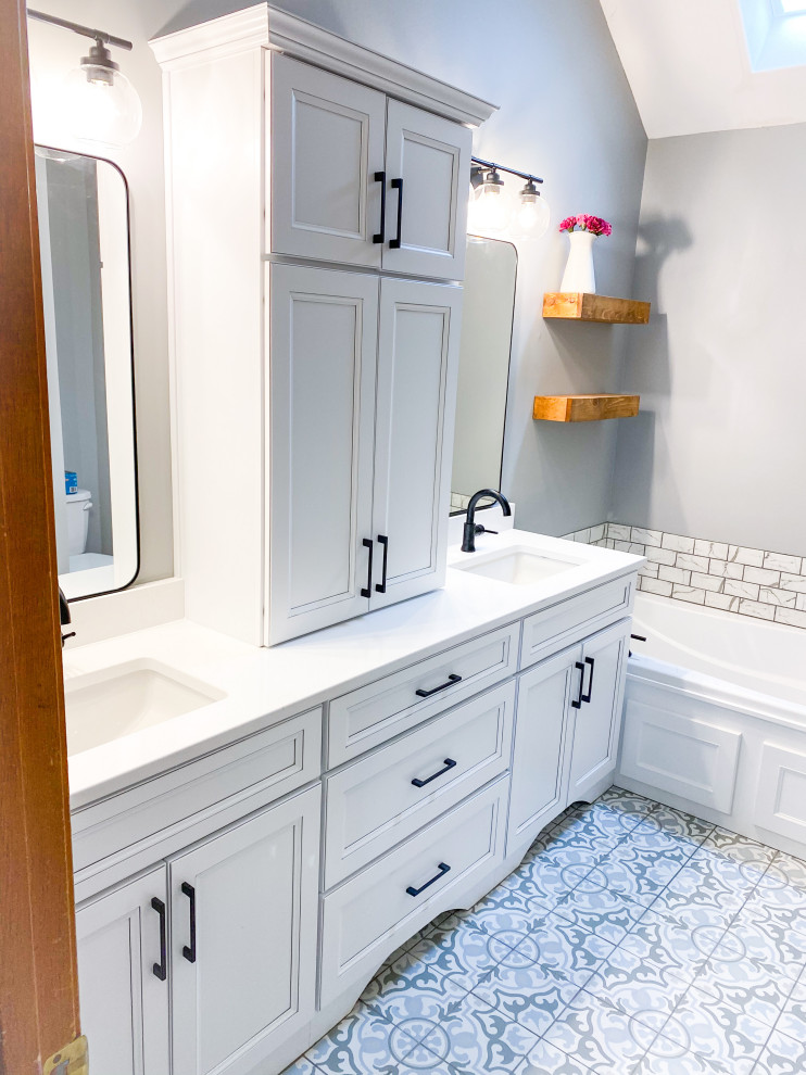 Bild på ett litet shabby chic-inspirerat vit vitt en-suite badrum, med luckor med infälld panel, vita skåp, ett platsbyggt badkar, en öppen dusch, en toalettstol med separat cisternkåpa, grå kakel, marmorkakel, grå väggar, klinkergolv i porslin, ett undermonterad handfat, bänkskiva i kvarts, flerfärgat golv och dusch med gångjärnsdörr