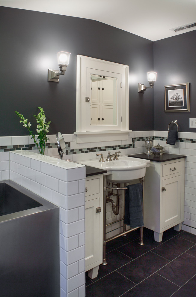 Foto på ett mellanstort amerikanskt en-suite badrum, med skåp i shakerstil, vita skåp, ett badkar i en alkov, en dusch i en alkov, vit kakel, tunnelbanekakel, grå väggar, klinkergolv i porslin, ett konsol handfat och granitbänkskiva