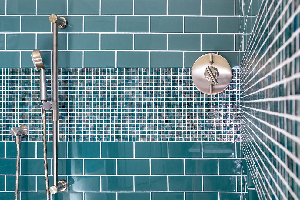 Источник вдохновения для домашнего уюта: главная ванная комната в стиле неоклассика (современная классика) с душем в нише, синей плиткой, стеклянной плиткой, бежевыми стенами и полом из мозаичной плитки