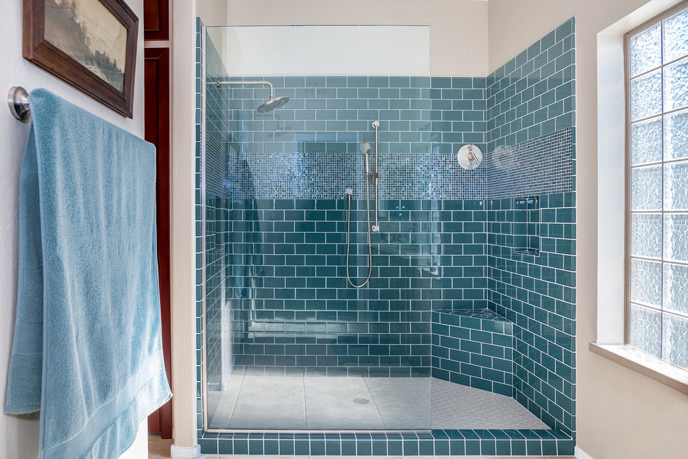 Стильный дизайн: главная ванная комната в стиле неоклассика (современная классика) с душем в нише, синей плиткой, стеклянной плиткой, бежевыми стенами и полом из мозаичной плитки - последний тренд