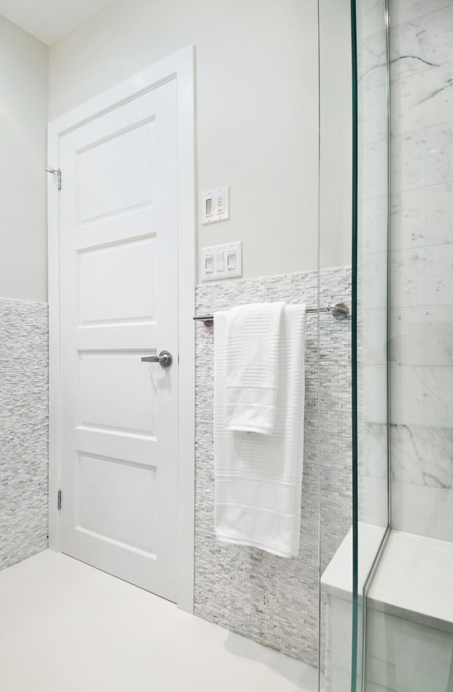 Idées déco pour une petite salle de bain contemporaine en bois clair avec un lavabo encastré, un placard à porte plane, un plan de toilette en quartz modifié, WC suspendus, un carrelage blanc, un carrelage de pierre, un mur gris et un sol en carrelage de porcelaine.