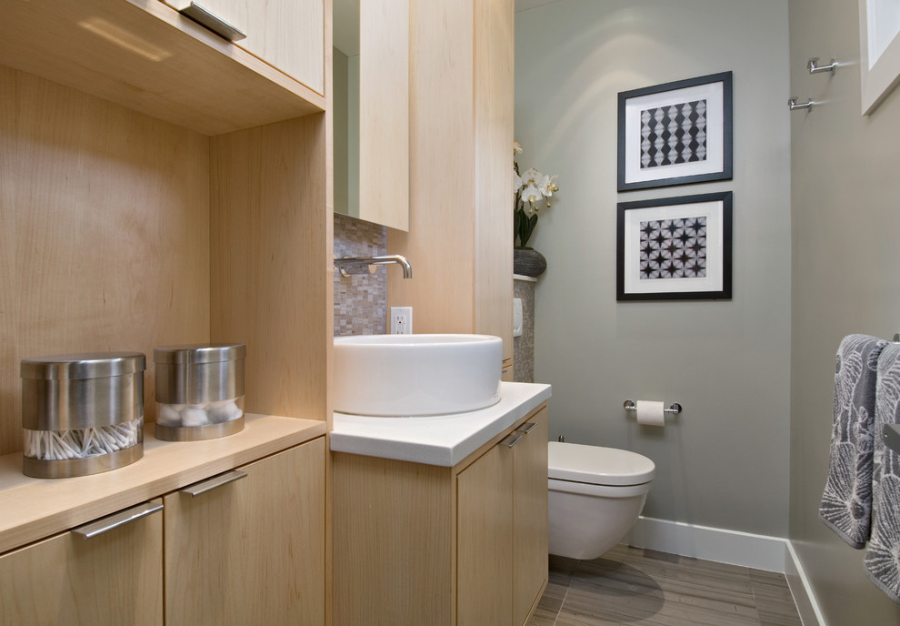 Cette photo montre une salle de bain tendance avec une vasque.