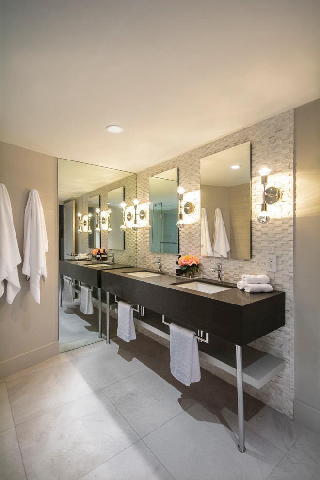 Mittelgroßes Modernes Badezimmer mit grauen Schränken, Toilette mit Aufsatzspülkasten, weißen Fliesen, Marmorfliesen, grauer Wandfarbe, Porzellan-Bodenfliesen, Unterbauwaschbecken, Quarzwerkstein-Waschtisch, grauem Boden, Falttür-Duschabtrennung und grauer Waschtischplatte in Miami