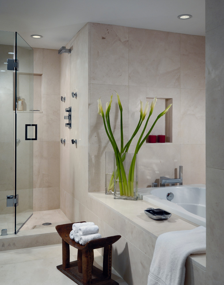 Bild på ett stort funkis en-suite badrum, med ett platsbyggt badkar, en dusch i en alkov, beige kakel, porslinskakel, beige väggar, klinkergolv i porslin, beiget golv och dusch med gångjärnsdörr