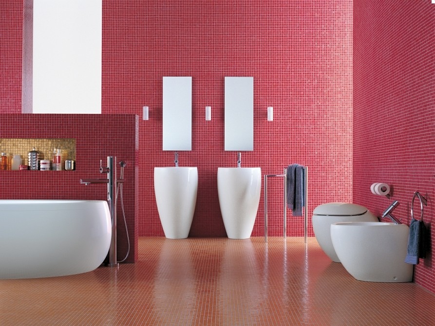 Пример оригинального дизайна: большая детская ванная комната в современном стиле с раковиной с пьедесталом, отдельно стоящей ванной, биде, красной плиткой, плиткой мозаикой, красными стенами и полом из керамической плитки