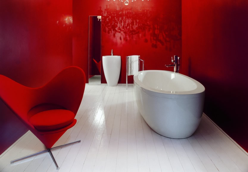 Свежая идея для дизайна: главная ванная комната среднего размера в современном стиле с отдельно стоящей ванной, инсталляцией, керамической плиткой, столешницей из искусственного камня, красной плиткой, красными стенами, раковиной с пьедесталом и деревянным полом - отличное фото интерьера