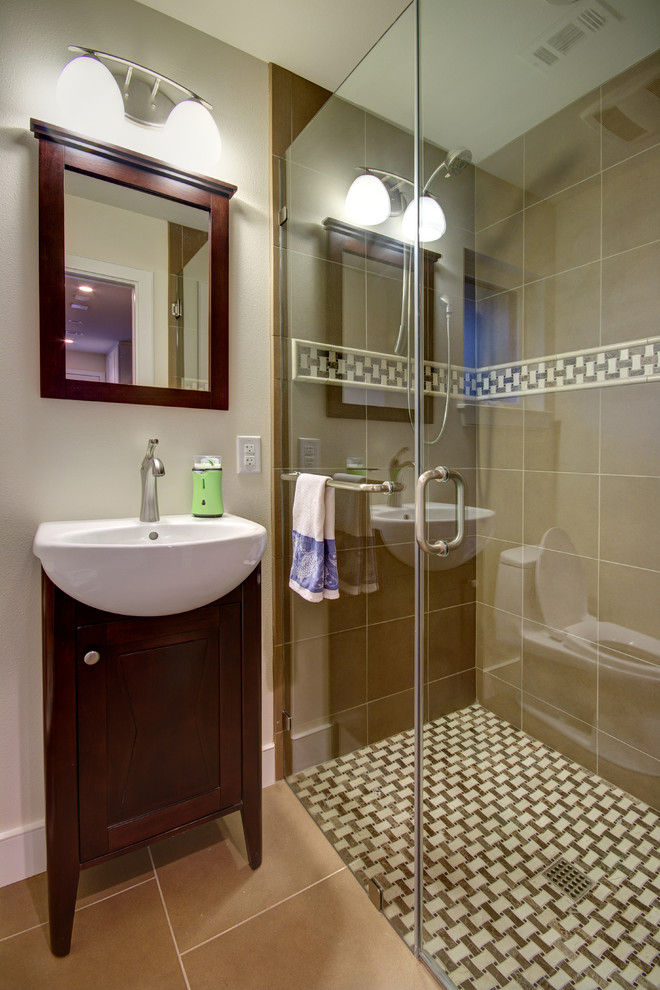 Bild på ett litet vintage badrum, med ett piedestal handfat, skåp i shakerstil, skåp i mellenmörkt trä, en kantlös dusch, brun kakel, mosaik, beige väggar och kalkstensgolv